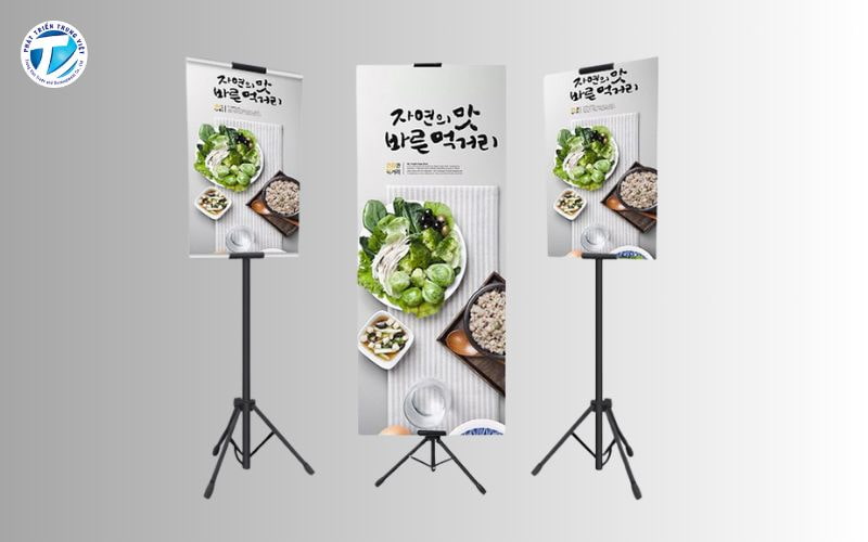 Standee chữ T trong nhà hàng